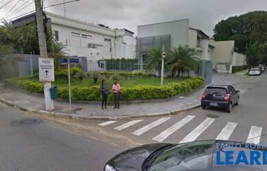 Imagem: O depósito possui 5 Vagas na garagem, 450m² de Área e está