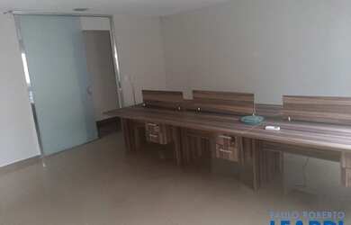 Imagem: O depósito possui 4 Vagas na garagem, 128m² de Área e está