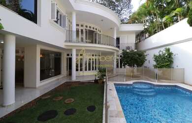 Imagem: A casa em condomínio possui 4 Dormitórios, 5 Banheiros, 2