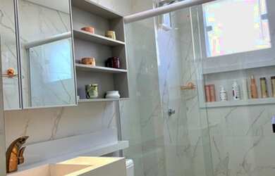 Imagem: O apartamento possui 2 Dormitórios, 1 Banheiro, 1 Vaga na garagem