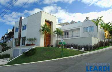 Imagem: A casa em condomínio possui 5 Dormitórios, 5 Banheiros, 5