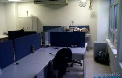 Imagem: O depósito possui 2 Vagas na garagem, 130m² de Área e está