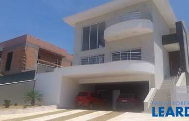 Imagem: A casa em condomínio possui 4 Dormitórios, 3 Banheiros, 3