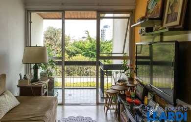 Imagem: O apartamento possui 3 Dormitórios, 1 Banheiro, 1 Vaga na garagem