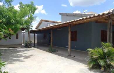 Imagem: A casa possui 4 Dormitórios, 4 Banheiros, 5 Vagas na garagem