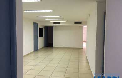 Imagem: O depósito possui 1 Vaga na garagem, 528m² de Área e está