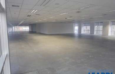 Imagem: O depósito possui 5 Vagas na garagem, 452m² de Área e está