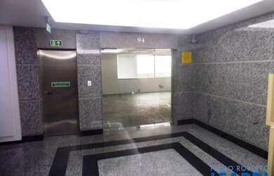 Imagem: O depósito possui 4 Vagas na garagem, 412m² de Área e está