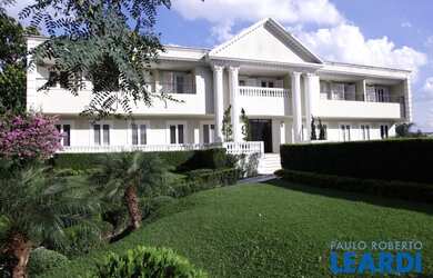 Imagem: A casa possui 5 Dormitórios, 5 Banheiros, 5 Vagas na garagem