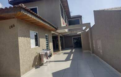 Imagem: A casa possui 4 Dormitórios, 3 Banheiros, 5 Vagas na garagem