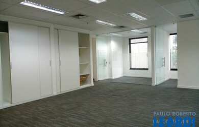 Imagem: O depósito possui 4 Vagas na garagem, 127m² de Área e está