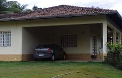 Imagem: A casa possui 3 Dormitórios, 2 Banheiros e está localizado