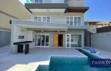 Imagem: A casa em condomínio possui 5 Dormitórios, 5 Banheiros, 5