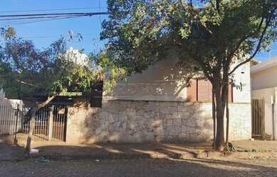 Imagem: A casa possui 3 Dormitórios, 1 Banheiro, 111m² de Área e