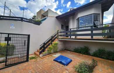 Imagem: A casa possui 3 Dormitórios, 3 Banheiros, 300m² de Área e