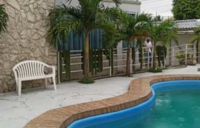 Imagem: A casa possui 4 Dormitórios, 2 Banheiros, 200m² de Área e