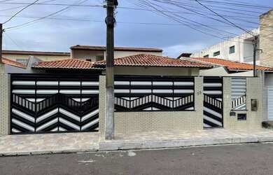 Imagem: A casa em condomínio possui 5 Dormitórios, 4 Banheiros, 2