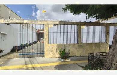 Imagem: A casa possui 4 Dormitórios, 4 Banheiros, 5 Vagas na garagem