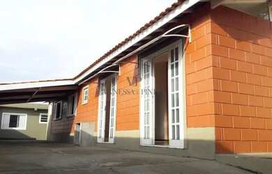 Imagem: A casa possui 2 Dormitórios, 2 Banheiros, 3 Vagas na garagem