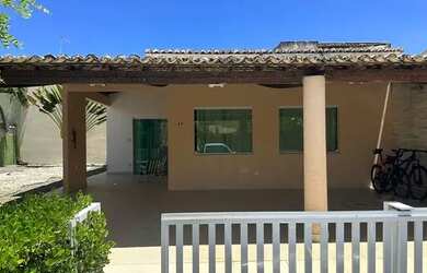 Imagem: A casa possui 2 Dormitórios, 2 Banheiros, 2 Vagas na garagem