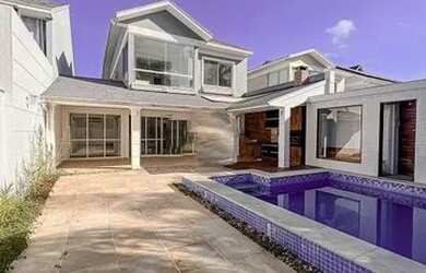 Imagem: A casa em condomínio para alugar possui 4 Dormitórios, 5 Banheiros