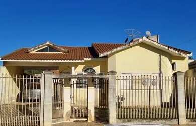 Imagem: A casa possui 4 Dormitórios, 3 Banheiros, 4 Vagas na garagem