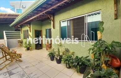 Imagem: A casa possui 2 Dormitórios, 1 Banheiro, 2 Vagas na garagem