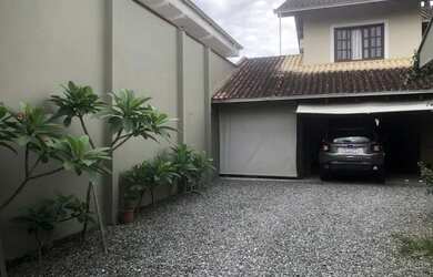 Imagem: A casa possui 3 Dormitórios, 2 Banheiros, 2 Vagas na garagem