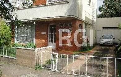 Imagem: A casa possui 3 Dormitórios, 2 Banheiros, 5 Vagas na garagem