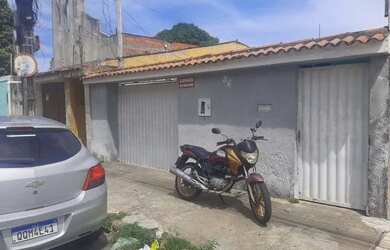 Imagem: A casa possui 2 Dormitórios, 2 Banheiros, 2 Vagas na garagem