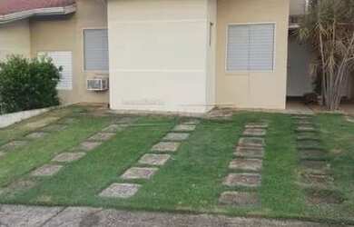 Imagem: A casa em condomínio possui 3 Dormitórios, 1 Banheiro, 2 Vagas