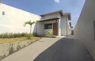 Imagem: A casa possui 3 Dormitórios, 2 Banheiros, 2 Vagas na garagem