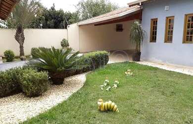 Imagem: A casa possui 4 Dormitórios, 3 Banheiros, 5 Vagas na garagem