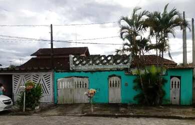 Imagem: A casa possui 3 Dormitórios, 3 Banheiros, 5 Vagas na garagem