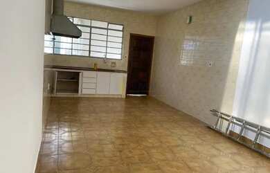 Imagem: A casa possui 4 Dormitórios, 3 Banheiros, 3 Vagas na garagem