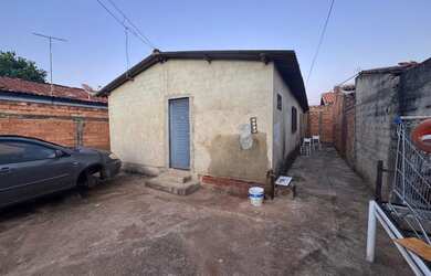 Imagem: A casa possui 3 Dormitórios, 2 Banheiros, 4 Vagas na garagem