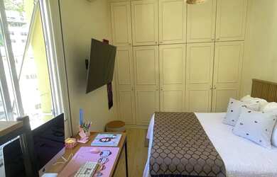 Imagem: O quarto possui 1 Dormitório, Acomoda 1 pessoa e 1 Vaga na