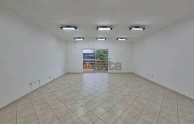 Imagem: O depósito possui 4 Vagas na garagem, 50m² de Área e está