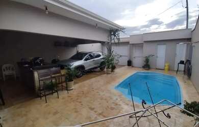 Imagem: A casa possui 2 Dormitórios, 2 Banheiros, 2 Vagas na garagem