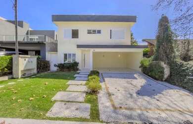 Imagem: A casa em condomínio possui 4 Dormitórios, 4 Banheiros, 4