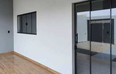 Imagem: A casa possui 3 Dormitórios, 2 Banheiros, 1 Vaga na garagem