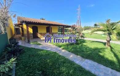 Imagem: A casa possui 3 Dormitórios, 2 Banheiros, 5 Vagas na garagem