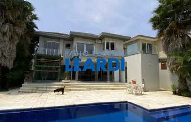 Imagem: A casa em condomínio possui 5 Dormitórios, 5 Banheiros, 4