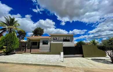 Imagem: A casa possui 3 Dormitórios, 2 Banheiros, 3 Vagas na garagem