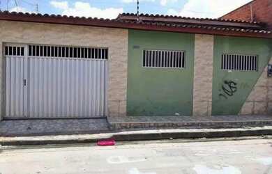 Imagem: A casa possui 3 Dormitórios e está localizado em São José