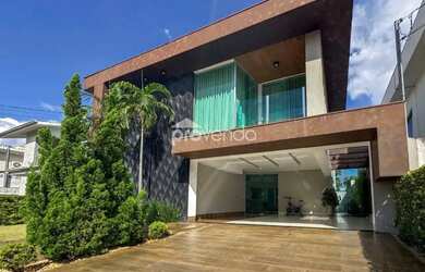 Imagem: A casa possui 4 Dormitórios, 5 Banheiros, 4 Vagas na garagem