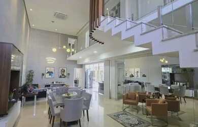 Imagem: A casa possui 4 Dormitórios, 5 Banheiros, 4 Vagas na garagem