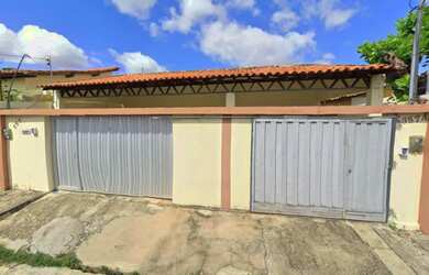 Imagem: A casa possui 3 Dormitórios, 4 Banheiros, 2 Vagas na garagem