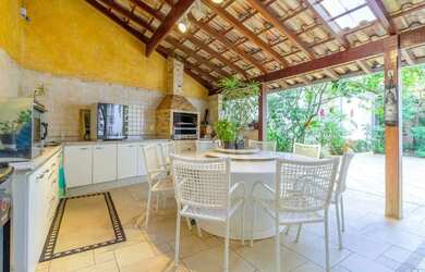 Imagem: A casa possui 5 Dormitórios, 5 Banheiros, 4 Vagas na garagem