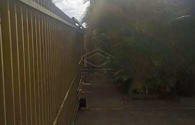 Imagem: A casa possui 3 Dormitórios, 3 Banheiros, 4 Vagas na garagem